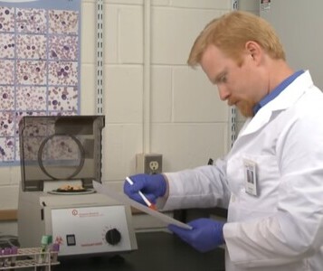 Клиника лечения наркозависимости в Междуреченске Врач в кабинете клиники