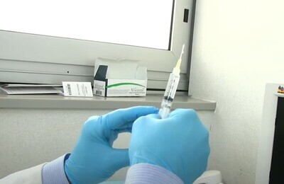 Проведение кодирования Вивитролом в Междуреченске Шприц с Вивитролом в руках у врача